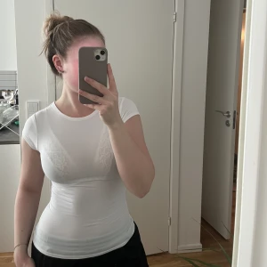 Topp - Vit topp från Zara, genomskinlig! Liten i storlek, passar även XS! Materialet är polyamid. Endast använd en gång.Ord. pris 129kr