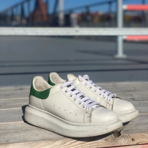 Alexander McQueen sneakers - Sneakers i stl 38. Väl använda men fortsatt i gott skick. Dustbag och kartong medföljer.   DM för mer info ☀️