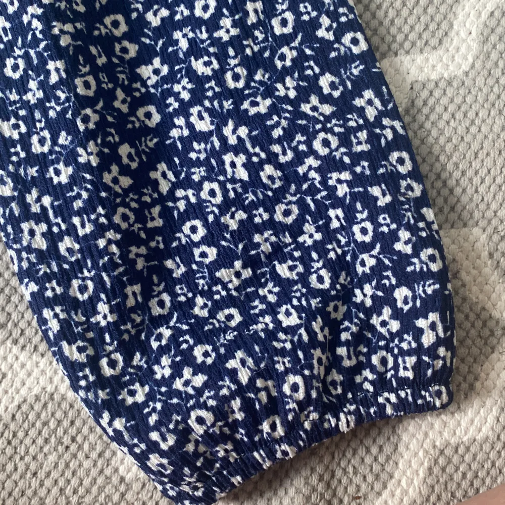 Säljer en mörkblå mango blus som aldrig har använts , i storlek 152 men är lite kort i modellen💗. Puserot.