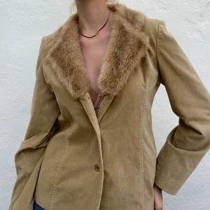 Jacka med fejkpäls - Vintage jacka i mockamaterial med fejkpäls