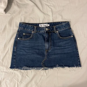 Mini jeans kjol  - Inga skador, bra skick🥰snygga detaljer me slitningar 