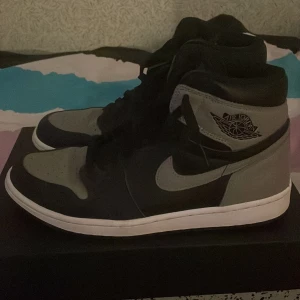 Jordan 1 Shadow - Köpt från FB grupp några år sedan. Kvitto och original box finns ej. Använda fåtal gånger. Pris kan diskuteras!