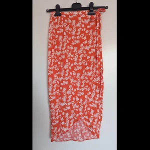 Omlottkjol - Omlottkjol från Asos, strl 34.  Färgen skulle jag beskriva som röd med toner mot korall.