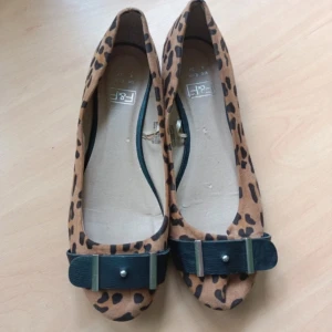 Leopard ballerinaskor  - As coola och najs ballerina skor!  såå snygga till både typ jeans och kjol😍köpte secondhand men tyvärr lite för smp 