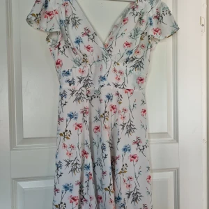 Vitblommig klänning  - Fint skick