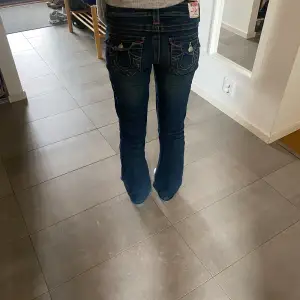 Fina true religon jeans i storlek 26! Innerbenslängd: 85cm Ytterbenslängd: 103cm Midjemått: 38cm💞