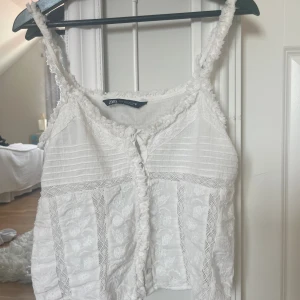 Vitt linne - Vitt linne från zara, som inte kommer till använding då den är för liten. Lite slitage på en bandet men de går att sy tillbaka 💖