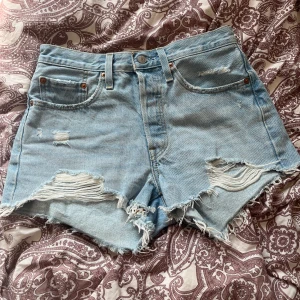 Levi’s 501 jeansshorts - Använd ett fåtal gånger. Köpt i USA. Passar inte mig längre💞 ser ut som nya!