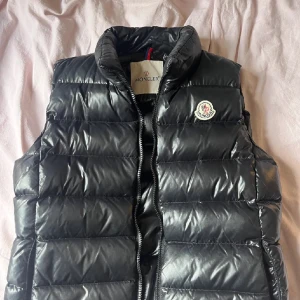 Moncler väst - Säljer nu min Moncler väst pga att jag inte använder den så mycket som jag hoppats på, den är i fint skick förutom att lappen på insidan lossnat en del men det går ju att sy tillbaka eller lösa på annat sätt💕 storlek 2, säljer för 3000kr+frakt