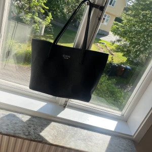 Guess handväska - Använd och några synliga defekter men ändå snygg  Nypris 1400💕