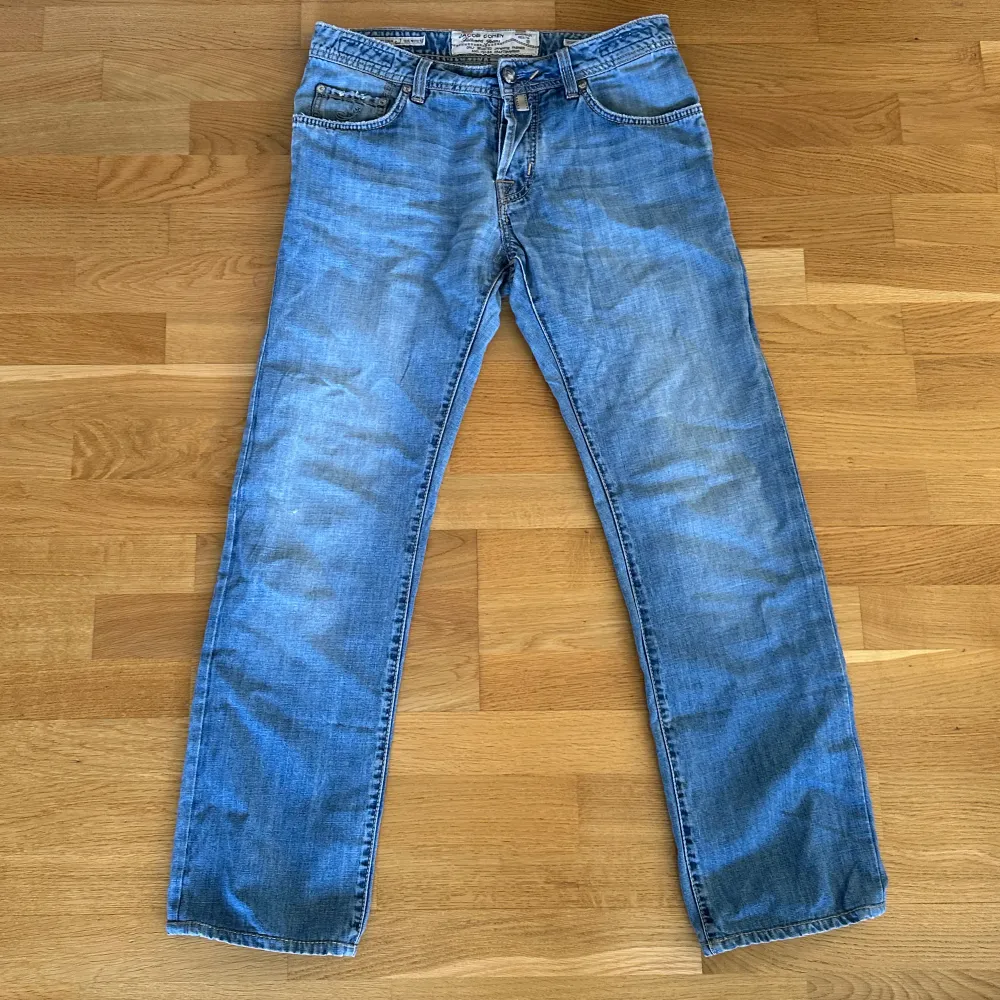 Ett par Jacob Cohen jeans i bra skick. Storleken är W33. Modellen på bilden är ca 183 och vid fler frågor kom privat. . Jeans & Byxor.