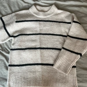Randig stickad tröja - Jag säljer denna randiga stickade tröjan pågrund av att den är för liten för mig. Den är använd ett fåtal gånger och är i fint skick. Storlek 146/152. 65 kr💓