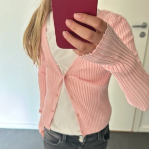 Ljus rosa kofta  - Säljer min ljus rosa kofta från zara i storlek Xs då den tyvärr är för stor. I super fint skick o knappt använd.