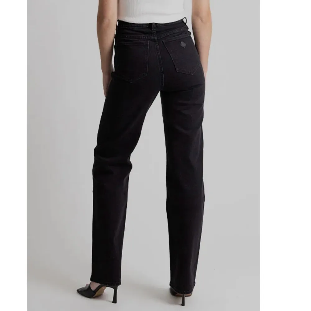 Svarta 94 High Straight jeans i storlek 25. Aldrig använda och i nytt skick.  Nypris 1000kr. Jeans & Byxor.