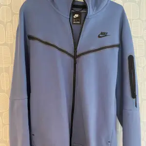 Nike Tech Fleece Baby blue, använd endast fåtal gånger, säljer då den bara hänger i garderoben, fint skick, nypris ca 1000kr, hör gärna av er om ni har frågor, kan mötas upp i Lund 