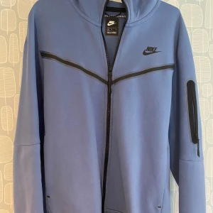 Nike Tech Fleece - Nike Tech Fleece Baby blue, använd endast fåtal gånger, säljer då den bara hänger i garderoben, fint skick, nypris ca 1000kr, hör gärna av er om ni har frågor, kan mötas upp i Lund 