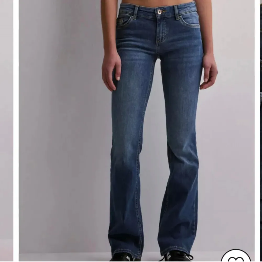 Säljer dom här jätte fina lågmidjade bootcut jeansen från only då dom tyvärr är för stora💕 dom är knappt använda och är i nyskick🤍 storleken är L i midjan och 32 i benen❤️. Jeans & Byxor.