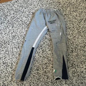 Gallery Dept Sweatpants - Säljer dom då dom var lite för små, riktigt bra kvalite bara testade på, skicka gärna ett meddelande om du har några frågor/bud 🙂  OBS: 1-till-1
