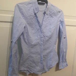 Blå skjorta - Blå tight skjorta från Zara, säljer pga den är lite liten💕
