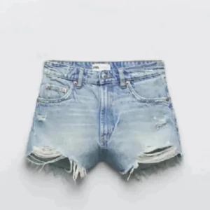 Jeans shorts  - Fina jeans shorts från zara SMÅ I STORLEKEN. Använd fåtal gånger.😇😇
