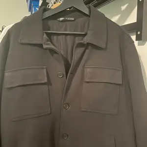 Zara overshirt jacka i strl L  Fodrad  Perfekt för vår/höst  