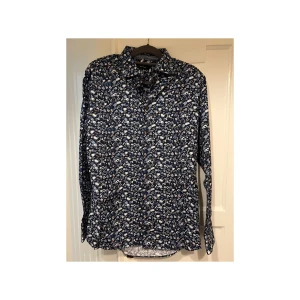 Skjorta  - Skjorta, herr, Matinique, strl 44/XL, blå blommig, bra skick, lite använd