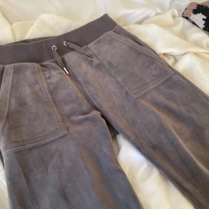 mörkgråa juicy couture mjukisar🩶 - jätte jätte sköna och fina mjukisar som köptes julen 2022. De är i fint skick och sparsamt använda. Inga slitningar vid slutet på byxan. 💛 