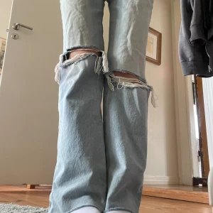 Ljusblå Zara jeans - Stl 36. W28, innerbenslängd 82cm. Wideleg
