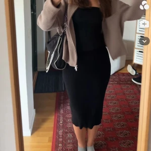 Kjol - Säljer en jätte fin stickad kjol nu till sommarn. Köpt förra året och använd ett fåtal gånger. Kjolen går att bära både lågmidjat och högmidjat💕