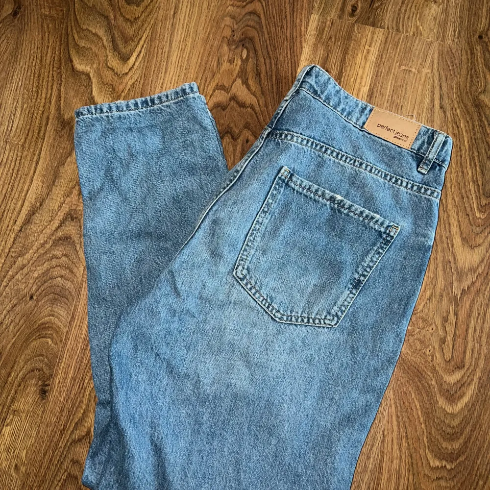 Blåa Jeans från Gina Tricot storlek 40, använd ett par få gånger, skick 7/10.  Hör av dig vid frågor! . Jeans & Byxor.