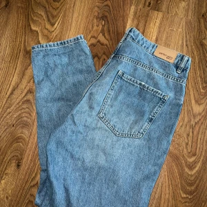 Gina Tricot jeans  - Blåa Jeans från Gina Tricot storlek 40, använd ett par få gånger, skick 7/10.  Hör av dig vid frågor! 