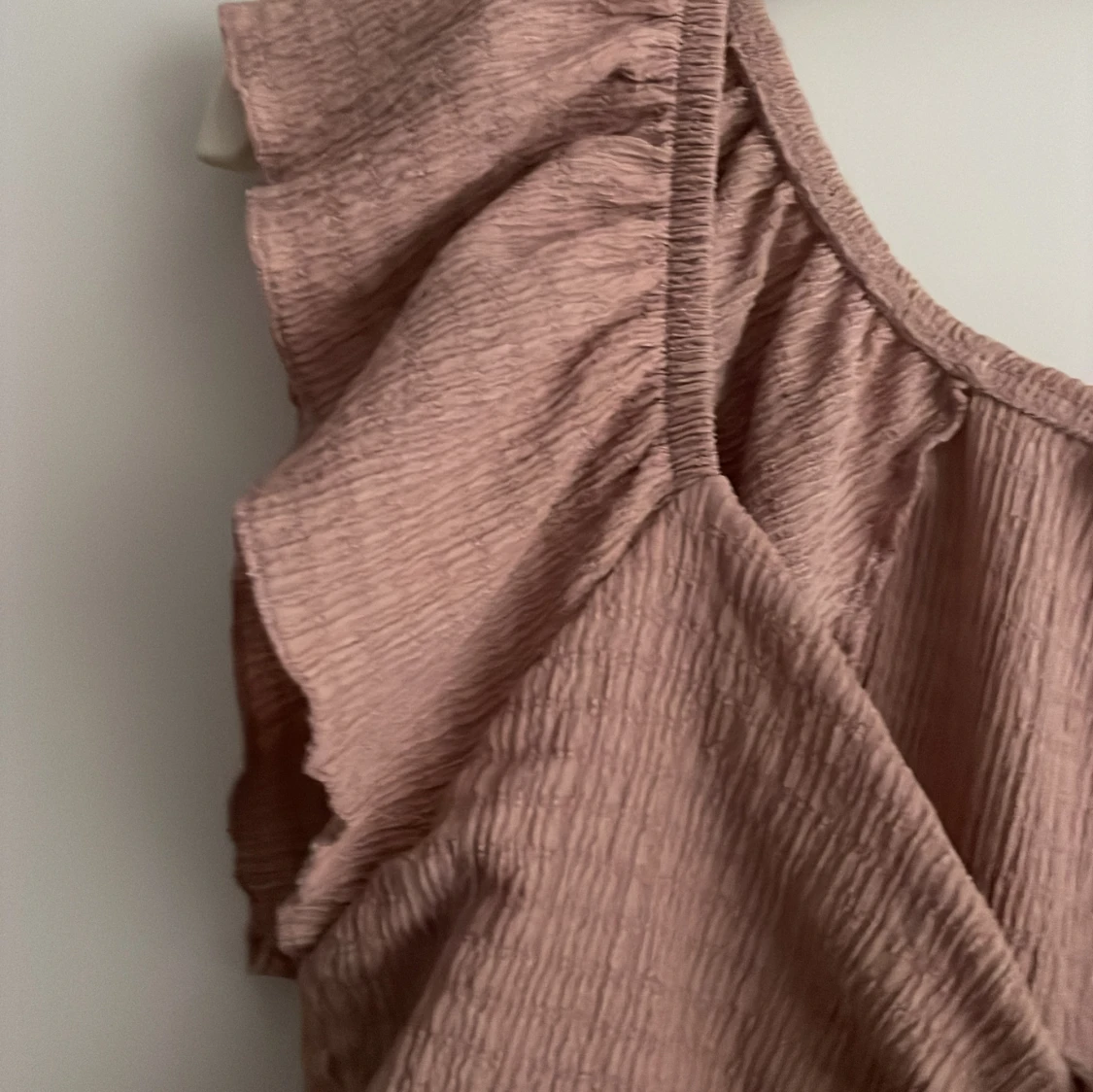 Säljer denna jätte fina rosa sommar tröjan/ toppen kommer inte till användning. Skulle blivit jätte fin nu inför sommaren.:) - 91