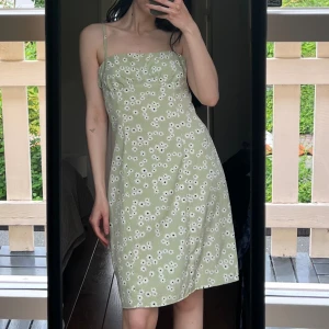 Söt grön klänning  - Gullig sommarklänning med blommönster🌸 I fint skick, använd någon enstaka gång💕  Storlek S 😊
