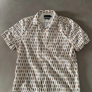 T-shirt skjorta  - T-shirt skjorta från Riley slim fit storlek S i bra skick hör av dig vid frågor 