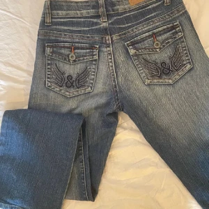 Lågmidjade jeans - Skit snygga lågmidjade bootcut. Jätte coola mönster på bakfickan🤍 Säljer pga för små, bilder lånade av förra ägaren