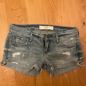 Jeansshorts  - Jätte fina jeansshorts i bra skick💕säljer dö dom är för små för mig