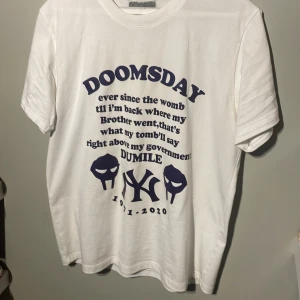 MF DOOM T-shirt  - Säljer denhär skitfeta MF DOOM tröjan. Den är ungefär storlek M. Sitter fint. Bra skick också, typ som ny helt ärligt. Hör av er kring frågor 🙏