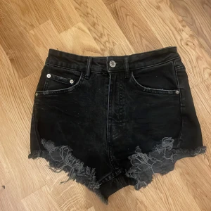 Zara jeans shorts  - Super fina jeans shorts från zara i storlek 34 säljer då jag dom inte passar mig, pris kan diskuteras 