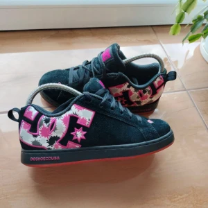 Dc skor - Super snygga dc skor storlek 38 men passar mig med 37 också🙏dunder skick ingen fel på dom, ja har beställt chunky sko snören till dom så de följer med👍