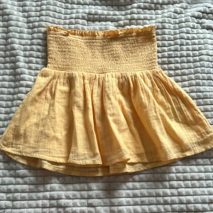 Volang linne - En fint Gina tricot linne med volang.  Bara andvänder få tal gånger så i väldigt bra skick 