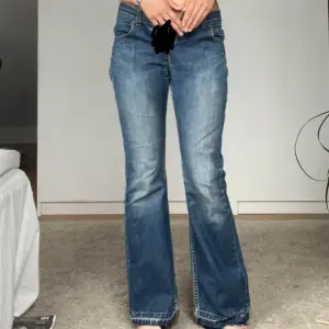 Lee jeans i fint skick! Lågmidjade och trendiga, har sprättat upp längs ner så de ska bli längre❤️ säljer då de är för små för mig i midjan❤️ Midjemått sida till sida: 37cm, Innerbenslängd: 73cm❤️