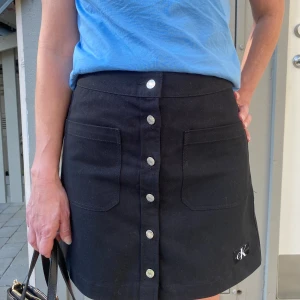 Calvin Klein kjol  - Helt ny & oandvänd kjol från Calvin Klein 🩷 28 = storlek S