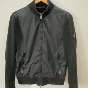 Moncler vindbreaker: Denna har jag växt ut därför säljer jag  - Den är i top skick inget fel med den eller nått sånt, produkten är i storlek S den kan passa om man är där lite i mellan XS och S alltså är den lite liten i storleken men den passar ändå bra om man behöver S, den är köpt på Sellpy så jag har äktehets
