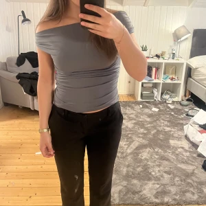 Grå topp - Säljer denna gråa topp från bikbok! Har bara använts ett fåtal gånger så är i bra skick!🫶🏼