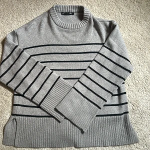 Randig tröja  - Tröjan har använts ca 1 gång i jätte fint skick är från lager 157 har slit på sidan.