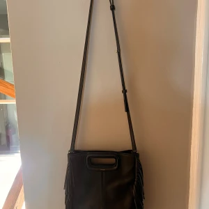 Maje vöska läder svart  - Nu säljer jag min Maje-väska då jag haft den väldigt länge. Väskan är i jättebra skick och dust bag finns med. 