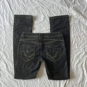 Lågmidjade jeans - Bra skick! Mått: midjemått rakt över ca 38-42 (stretch) grenhöjd 20 benöppning 19 Innerbenslängd 82cm💗 jag är 180 och brukar ha 38/m i jeans! 