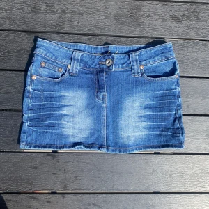 Jeanskjol - Fin mini jeanskjol! Midjemått 41 cm