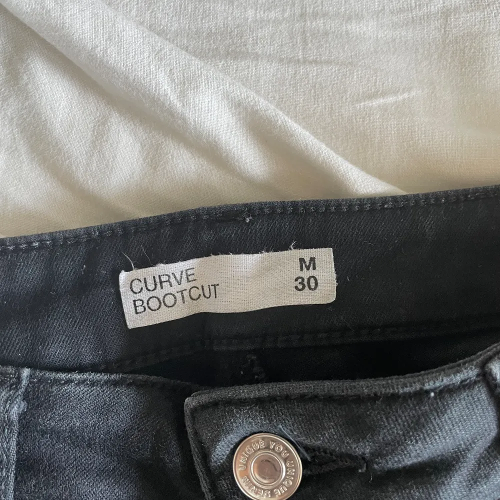 Svarta Bootcut jeans från Cubus. Storlek s/m, jag brukar vara en 38 och dom passar mig perfekt. Jätte fina och sköna. Dom är även stretchiga och passat mig perfekt i längden som är 162. . Jeans & Byxor.