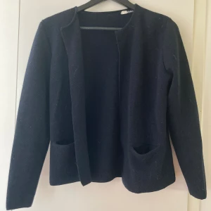 SibinLinnjebjerg kofta - Den fina kofta har varit en favorit men säljer den för den är förliten. Den är snygg till allt, klassisk och mörkblå. Köpt förra våren, lappen har gått av på ena sidan men annarsår den mycket fräsch. Passa på!! 